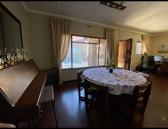 5 BEDROOM HOUSE FOR SALE IN JACKAROO PARK